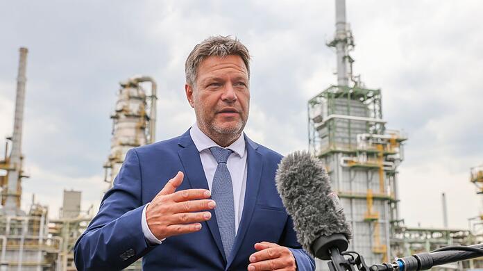 Robert Habeck (Bündnis 90/Die Grünen), Bundesminister für Wirtschaft und Klimaschutz, besucht die Total Raffinerie Leuna.