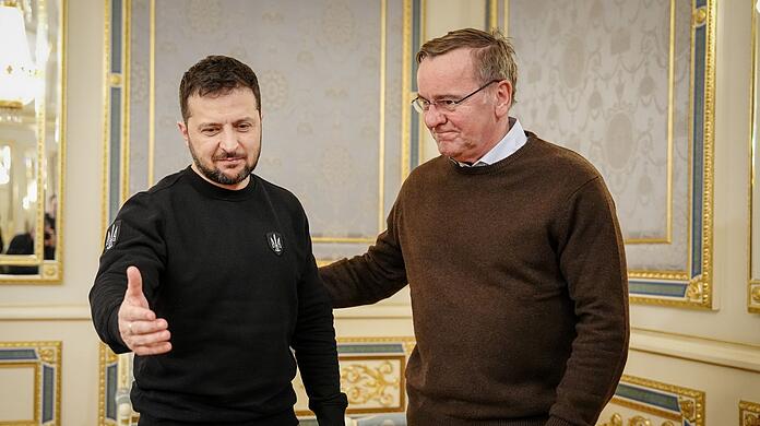 Bundesverteidigungsminister Boris Pistorius (r, SPD) trifft den ukrainischen Präsidenten Wolodymyr Selenskyj in Kiew.