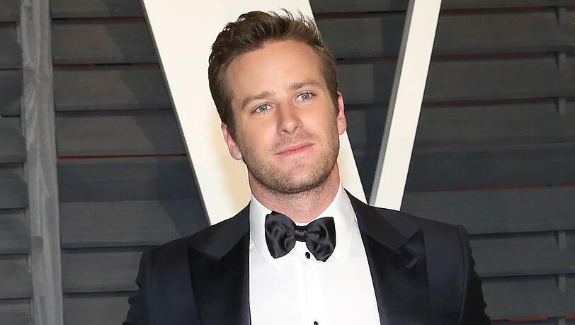 Armie Hammer spricht über seinen Kannibalismus-Skandal und über ein neues Projekt, das sich derzeit in der Mache befindet.