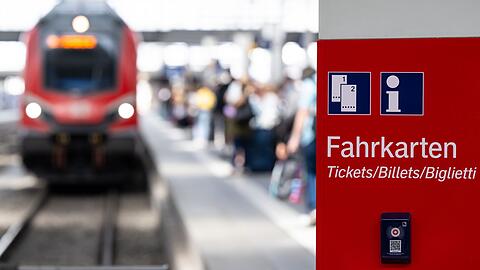 Die alte Bundesregierung wollte das Bahnfahren mit dem Deutschlandticket populärer machen, doch die langfristige Finanzierung blieb ungeklärt. (Archivbild)