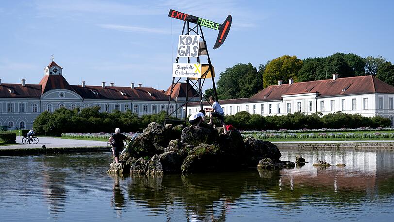 Aktivisten von Extinction Rebellion errichteten aus Protest gegen Gasbohrungen am Ammersee einen symbolischen Bohrturm vor Schloss Nymphenburg in München.