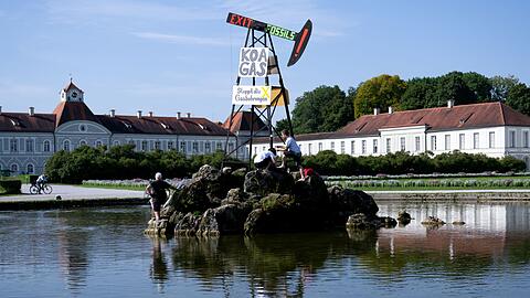 Aktivisten von Extinction Rebellion errichteten aus Protest gegen Gasbohrungen am Ammersee einen symbolischen Bohrturm vor Schloss Nymphenburg in München.