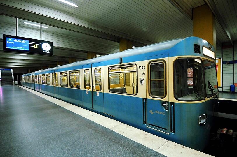 Ein U-Bahnzug fährt ein (Symbolbild).