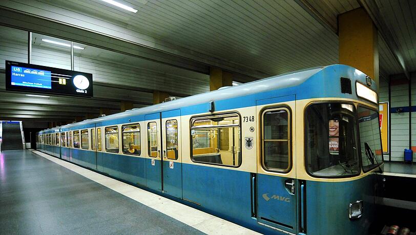Ein U-Bahnzug fährt ein (Symbolbild). Ein U-Bahnzug fährt ein (Symbolbild).
