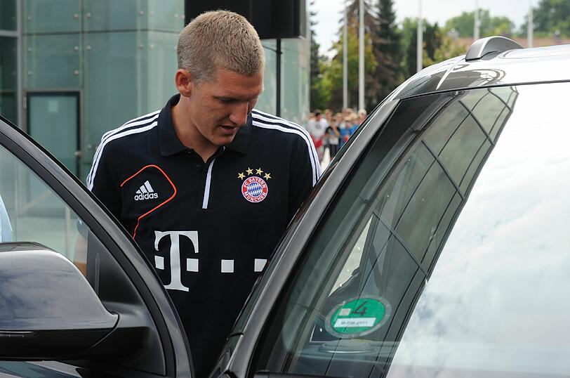 Sponsor Audi hat am Dienstag in Ingolstadt die neuen Dienstwagen an Spieler und Funktionäre des FC Bayern München übergeben - sehen Sie hier die Bilder.