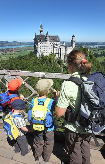 Nach jahrelanger Sanierung der Fassaden von Schloss Neuschwanstein können die Besucher wieder einen freien Blick auf das Märchenschloss genießen.