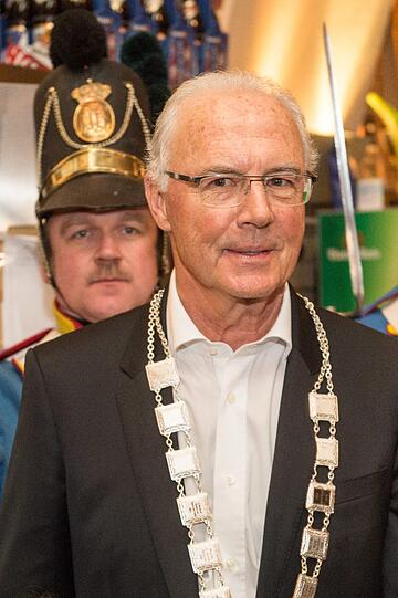Kaiser" Franz Beckenbauer steht im Fürstlichen Brauhaus Thurn und Taxis in Regensburg mit der Salvator-Traditionskette.