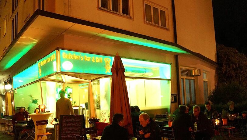 Leuchtet im Schwabinger Norden: Butcher's Bar & Grillin der Karl-Theodor-Straße.