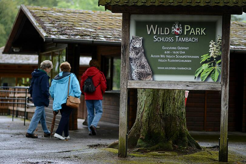 Eine Besuchergruppe geht am 10.07.2014 zum Eingang des Wildpark Schloss Tambach bei Coburg.