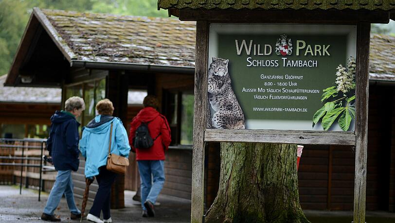 Eine Besuchergruppe geht am 10.07.2014 zum Eingang des Wildpark Schloss Tambach bei Coburg. Eine Besuchergruppe geht am 10.07.2014 zum Eingang des Wildpark Schloss Tambach bei Coburg.