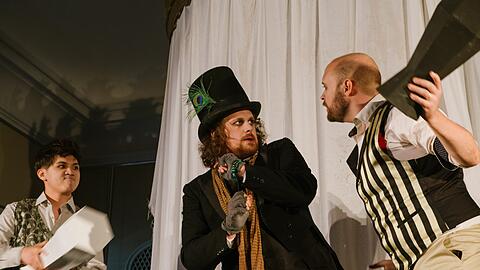 Daegyun Jeong (Guglielmo), Frederik Tucker (Don Alfonso), David Jagodic (Ferrando) in "Cosí fan tutte".