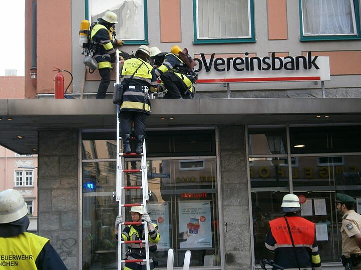 Einsatz am Sonntagabend: Die Leuchtreklame an diesem Haus in der Sendlinger Straße hat gebrannt.