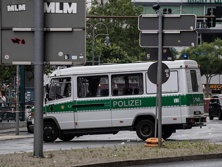 Nach dem Unfall sperrt ein Polizeiwagen die Zufahrt zum Hardenbergplatz.