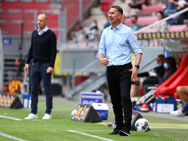 Der Mainzer Trainer Achim Beierlorzer (r) und Augsburgs Trainer Heiko Herrlich. Foto: Kai Pfaffenbach/reuters/Pool/dpa/Archivbild