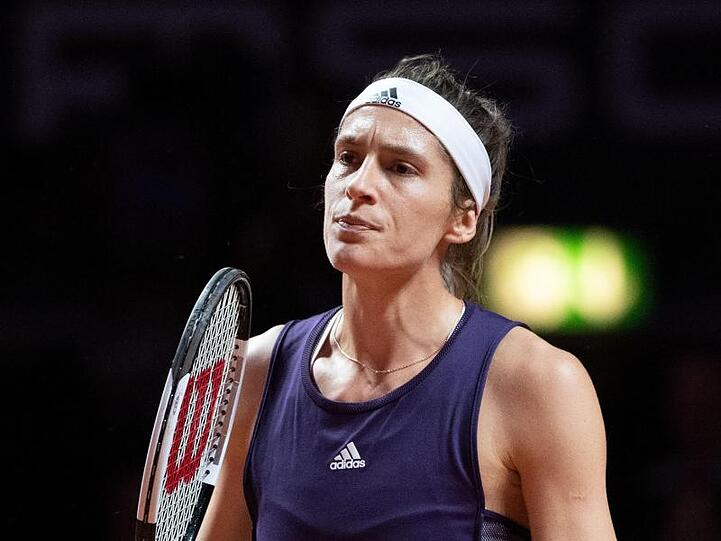 Andrea Petkovic steht auf dem Feld. Foto: Marijan Murat/Archivbild