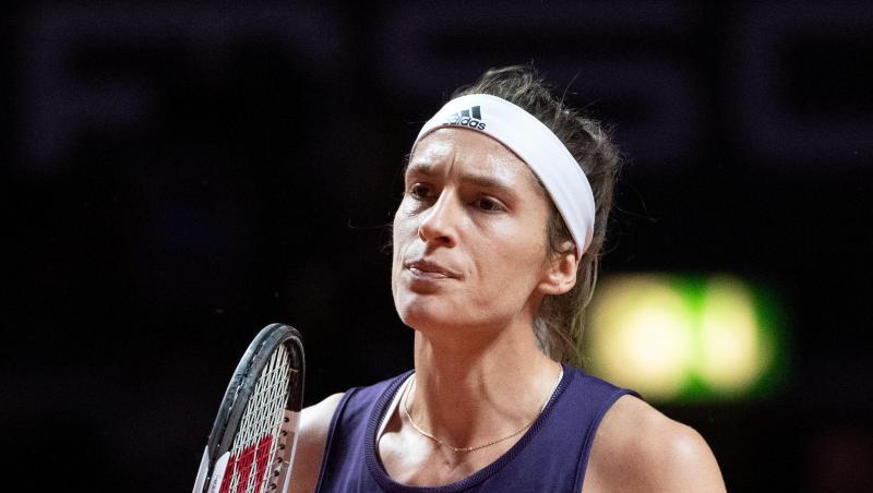 Andrea Petkovic steht auf dem Feld. Foto: Marijan Murat/Archivbild Andrea Petkovic steht auf dem Feld. Foto: Marijan Murat/Archivbild
