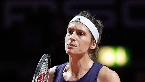 Andrea Petkovic steht auf dem Feld. Foto: Marijan Murat/Archivbild
