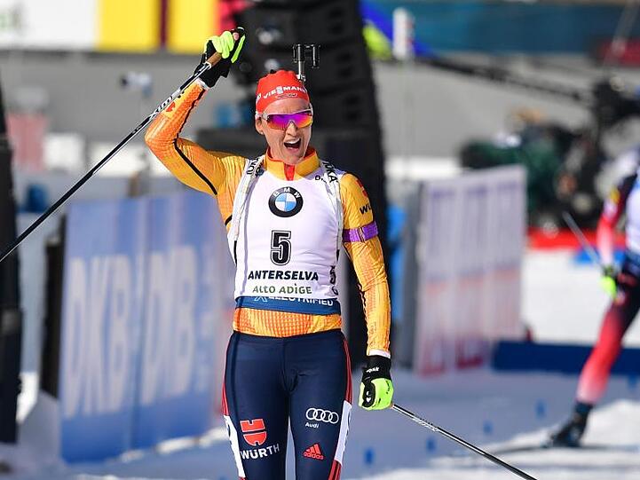 Denise Herrmann bejubelt im Ziel den Gewinn der Silbermedaille.