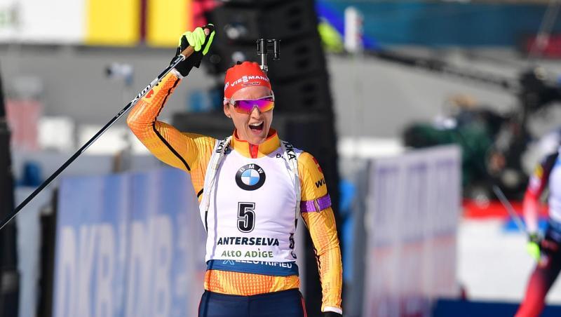 Denise Herrmann bejubelt im Ziel den Gewinn der Silbermedaille. Denise Herrmann bejubelt im Ziel den Gewinn der Silbermedaille.