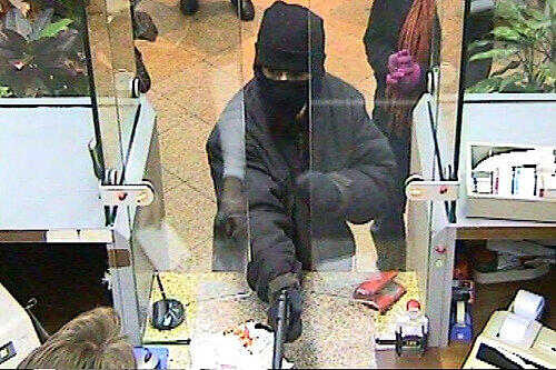 Banküberfall in Bamberg: Die Kunden kneten nervös die Hände, der Kassier schaut in den Lauf der Waffe &ndash; wer erkennt den Räuber?
