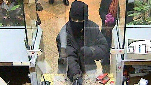 Banküberfall in Bamberg: Die Kunden kneten nervös die Hände, der Kassier schaut in den Lauf der Waffe – wer erkennt den Räuber? Banküberfall in Bamberg: Die Kunden kneten nervös die Hände, der Kassier schaut in den Lauf der Waffe – wer erkennt den Räuber?