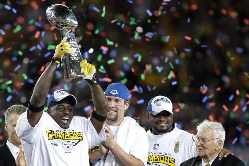 Da ist das Ding: Santonio Holmes,  Ben Roethlisberger, Coach Mike Tomlin und Steelers-Besitzer Daniel M. Rooney (v.l.).
