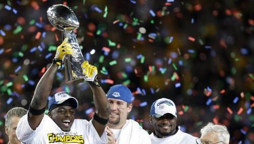 Da ist das Ding: Santonio Holmes, Ben Roethlisberger, Coach Mike Tomlin und Steelers-Besitzer Daniel M. Rooney (v.l.). Da ist das Ding: Santonio Holmes, Ben Roethlisberger, Coach Mike Tomlin und Steelers-Besitzer Daniel M. Rooney (v.l.).