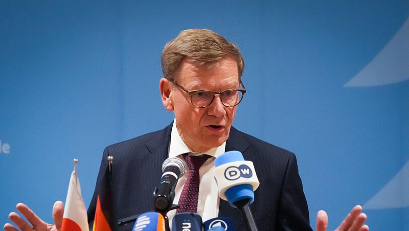 Außenminister Wadephul hat sich zu einer möglichen Entsendung deutscher Soldaten in die Ukraine für westliche Sicherheitsgarantien zurückhaltend geäußert.