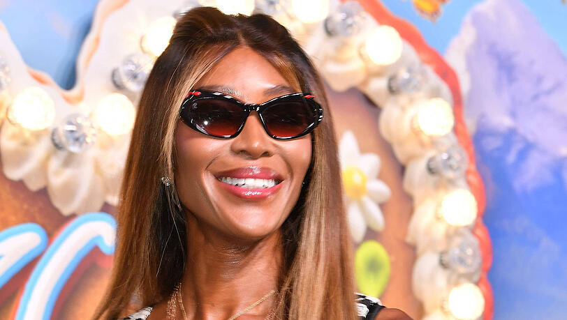 Am späten Abend: Naomi Campbell trägt Sonnenbrille Am späten Abend: Naomi Campbell trägt Sonnenbrille