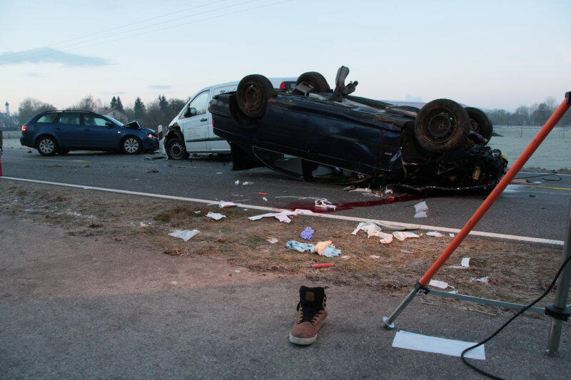 Schwerer Unfall im Kreis Erding: Ein junger Autofahrer stirbt. Die Bilder von der Unglücksstelle.