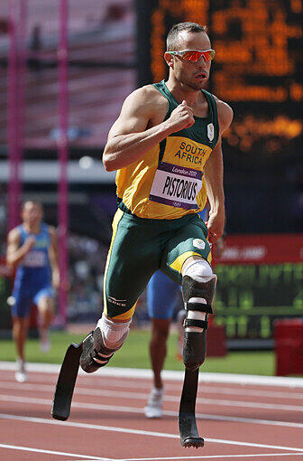 Der &bdquo;Blade Runner&ldquo; aus Südafrika nahm im Vorlauf über 400 m als erster doppelt unterschenkelamputierter Läufer an einem olympischen Wettbewerb teil. Im fast ausverkauften Olympiastadion belegte Oscar Pistorius in  den zweiten Rang und zog souverän ins Halbfinale ein.