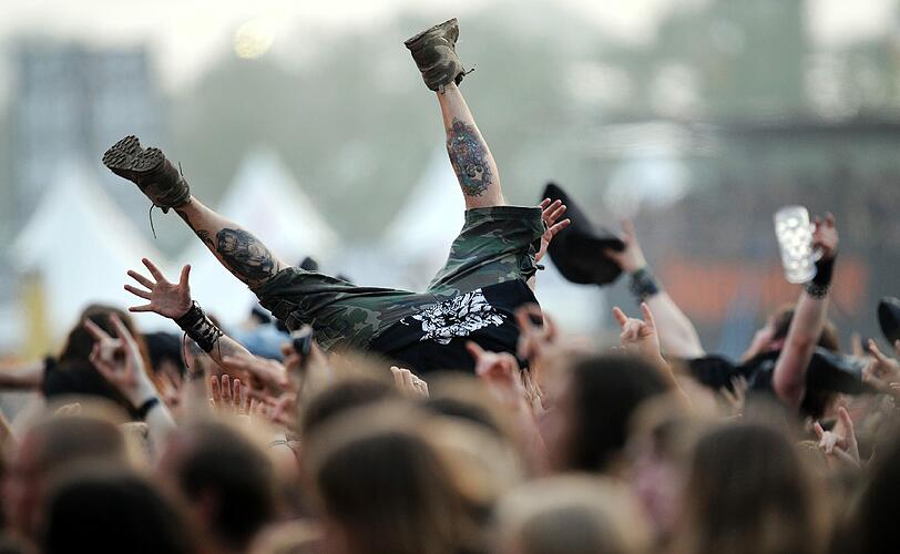 Wet T-Shirts, wilde Rocker, schräge Outfits: So verrückt war das Wacken-Festival 2011. wir zeigen die besten Bilder. EInfach weiterklicken!