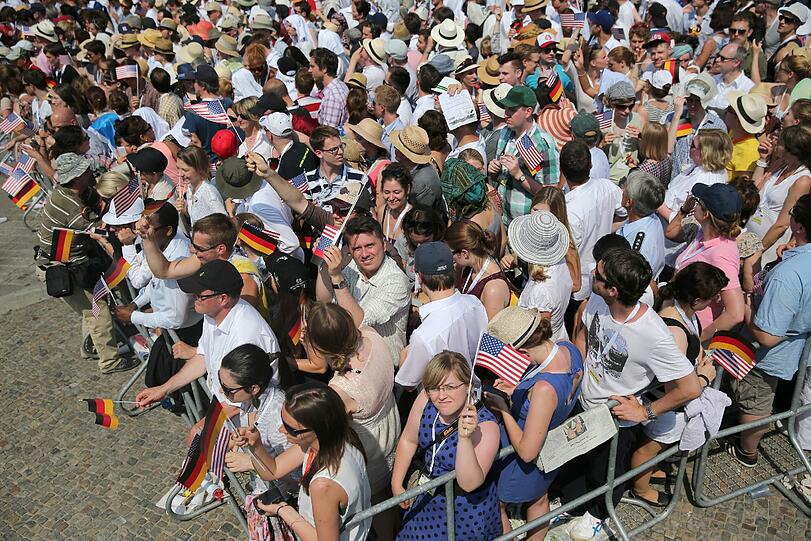 Warten auf Barack Obama: Am Brandenburger warten die geladenen Gäste gespannt auf die Rede von Barack Obama. Die Bilder zum Durchklicken!