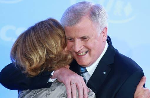 Horst Seehofer umarmt nach dem Wahlsieg seine Frau Karin