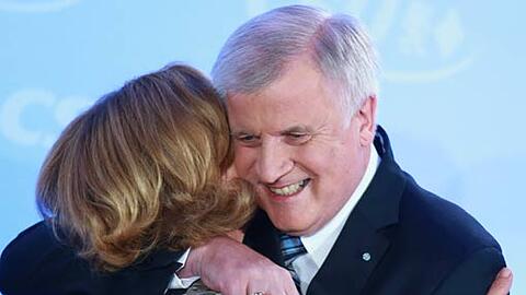 Horst Seehofer umarmt nach dem Wahlsieg seine Frau Karin