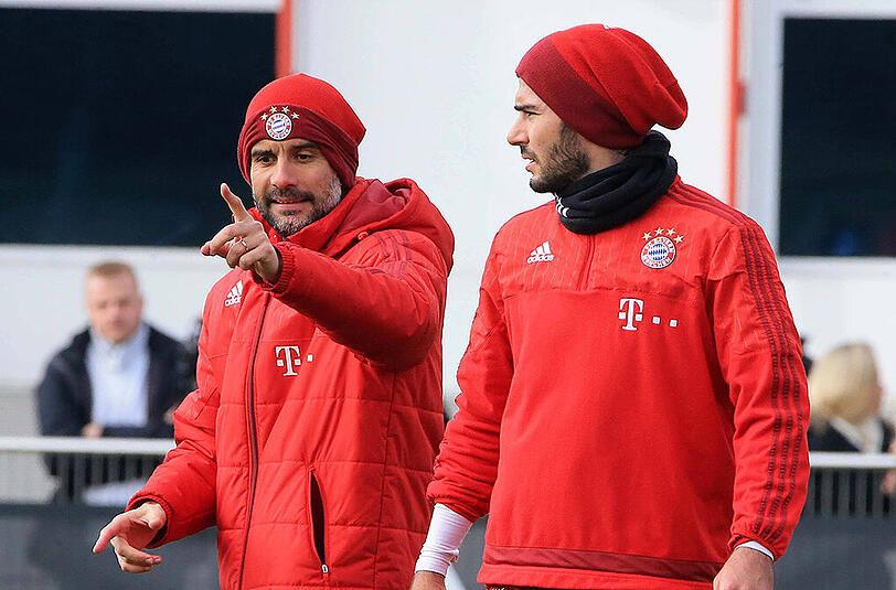 Trainer Pep Guardiola (l.) mit Winter-Neuzugang Serdar Tasci im Bayern-Training am Dienstag.
