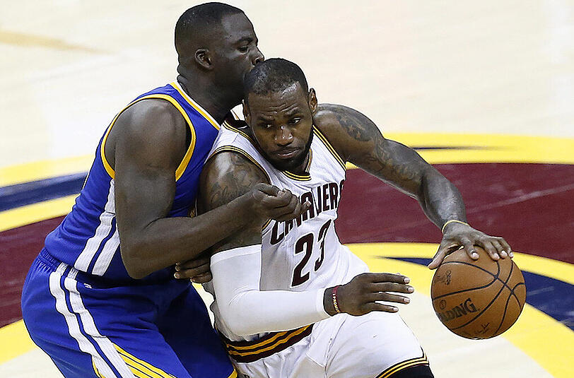 LeBron James von den Cleveland Cavaliers (rechts) entwischt Draymond Green von den Golden State Warriors.