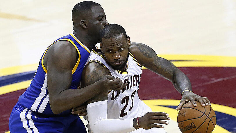 LeBron James von den Cleveland Cavaliers (rechts) entwischt Draymond Green von den Golden State Warriors. LeBron James von den Cleveland Cavaliers (rechts) entwischt Draymond Green von den Golden State Warriors.