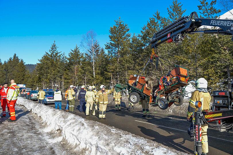 Bei einem Unfall mit einer Kutsche auf der Leutascher Straße in Reith bei Seefeld wurden vier Menschen verletzt. Die Bilder vom Unfallort.