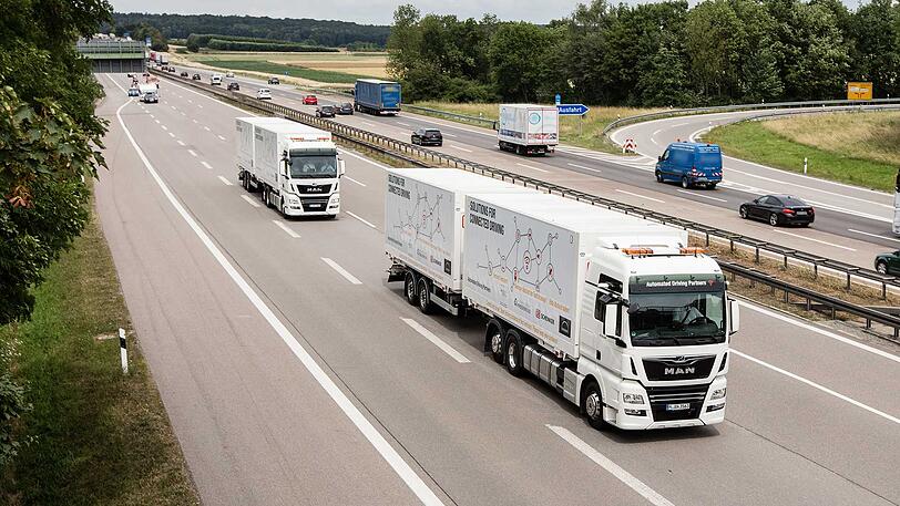 Zwei MAN-Lastwagen im "Road-Train".