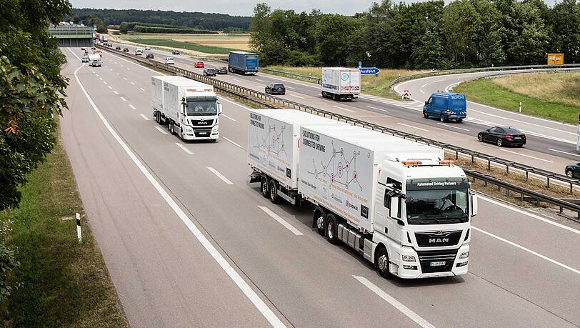 Zwei MAN-Lastwagen im "Road-Train".