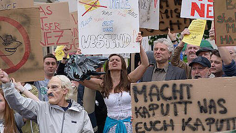 Suchbild mit Hauptkommissar Franz Leitmayr (Udo Wachtveitl) auf einer Demo.