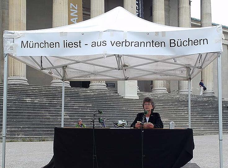 Regionalbischöfin Susanne Breit-Kessler nahm an der Dauer-Lesung der Gedenkaktion teil.