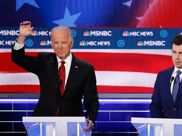 Der ausgeschiedene Bewerber Pete Buttigieg (r) hat seine Anhänger dazu aufgerufen, sich hinter Joe Biden (l) zu stellen.