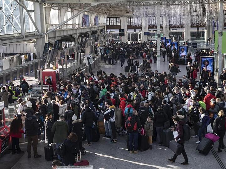 Reisende warten am Pariser Bahnhof Gare de Lyon. Ab Montag könnte sich die Situation im französischen Nahverkehr wieder beruhigen.