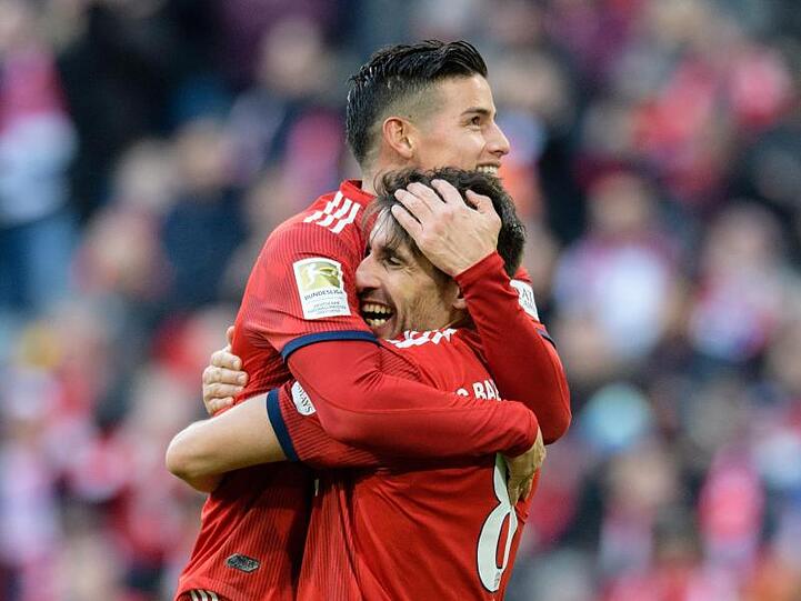 Bayerns Torschütze Javi Martinez (r) jubelt mit Teamkollege James Rodriguez über seinen Treffer zum 1:0.