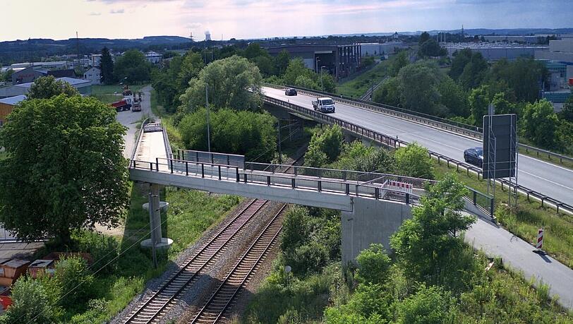 Eine Fahrradbrücke führt über eine Bahnstrecke - aber drauf fahren darf keiner. Eine Fahrradbrücke führt über eine Bahnstrecke - aber drauf fahren darf keiner.