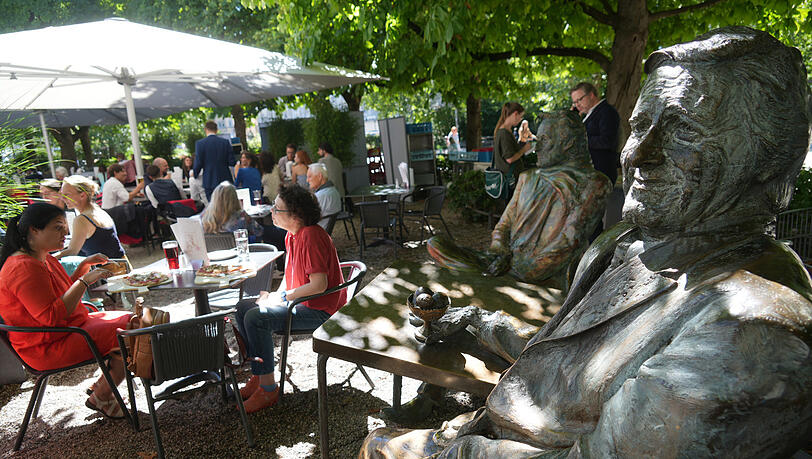 A bisserl was geht immer: Im Café Münchner Freiheit findet man fast immer einen Platz. A bisserl was geht immer: Im Café Münchner Freiheit findet man fast immer einen Platz.