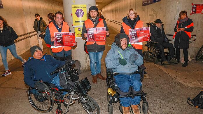 Von l. nach r.: Sitki Arslan, Thomas Lechner vom Stadtrat, Alexander Bayas von der Linksjugend, Bundestagsabgeordnete für die Linke Nicole Gohlke und Michael Wechsler.
