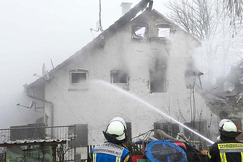 Im dichten Nebel k&auml;mpften am Mittwoch etwa 200 Einsatzkr&auml;fte von etwa 15 Feuerwehren gegen ein verheerendes Feuer auf einem Ein&ouml;dhof nahe dem Landhotel Hallnberg s&uuml;dlich von Walpertskirchen im Landkreis Erding.